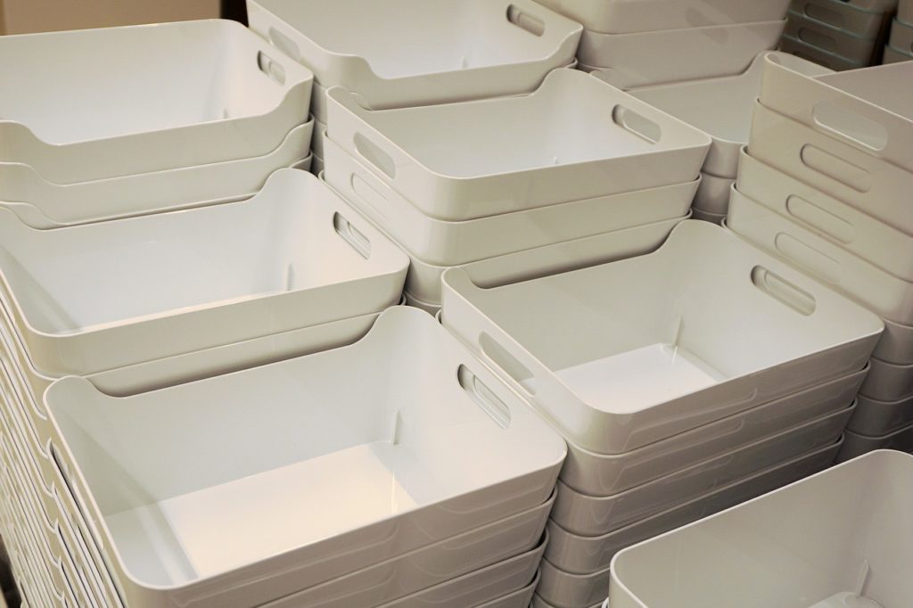 How to pack plastic bins for moving